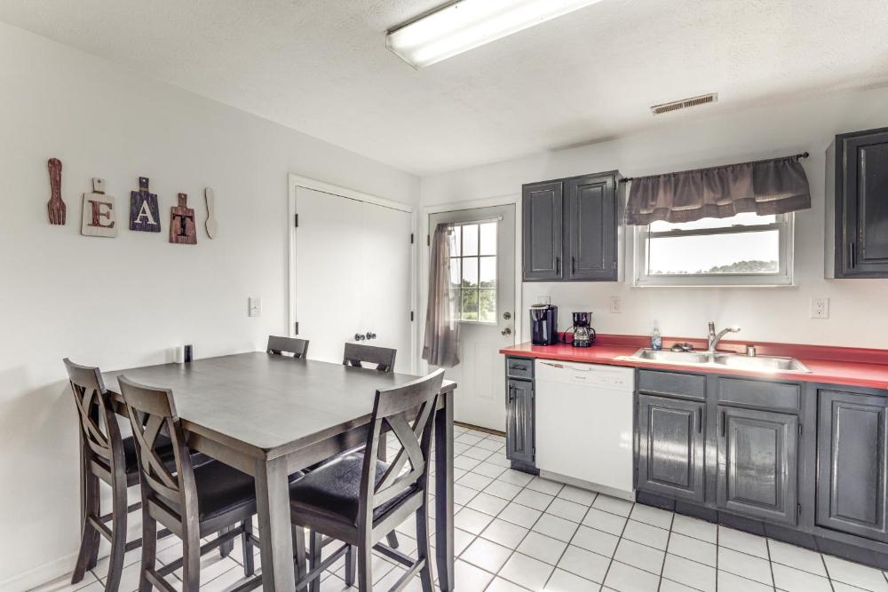Quiet Dry Ridge Home with Yard - Near Ark Encounter!